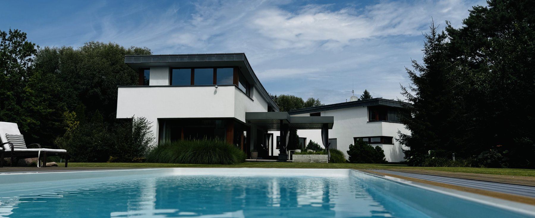 Nowoczesna rezydencja z basenem w Konstancinie