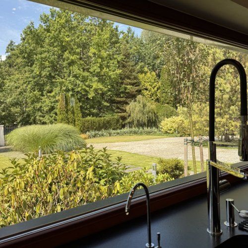 Nowoczesna rezydencja z basenem w Konstancinie 6