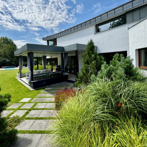 Nowoczesna rezydencja z basenem w Konstancinie 1