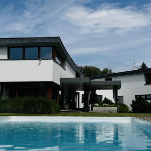 Nowoczesna rezydencja z basenem w Konstancinie
