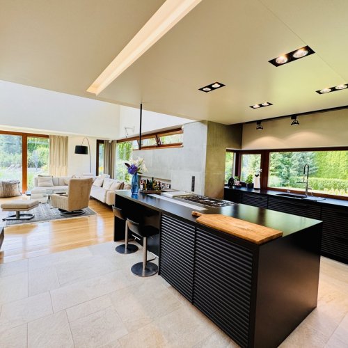 Nowoczesna rezydencja z basenem w Konstancinie 2