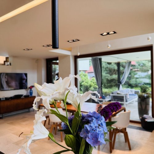 Nowoczesna rezydencja z basenem w Konstancinie 5